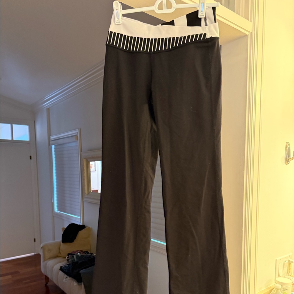 Lululemon black low rise boot cut leggings 

Size 4